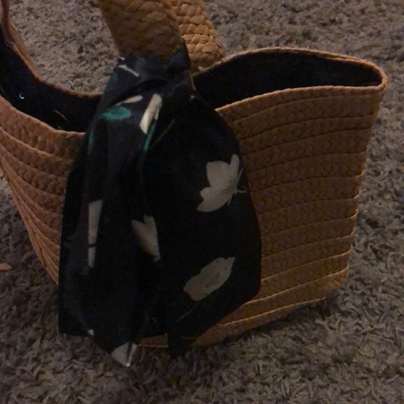 Draper James straw bag with floral scarf - Picture 6 of 6
